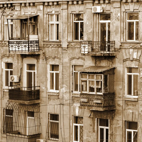 Fachada del antiguo edificio de apartamentos con ventanas y balcones — Foto de Stock