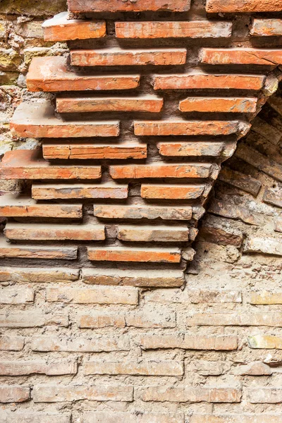 Collasso muro di pietra di una vecchia casa con muratura in mattoni — Foto Stock