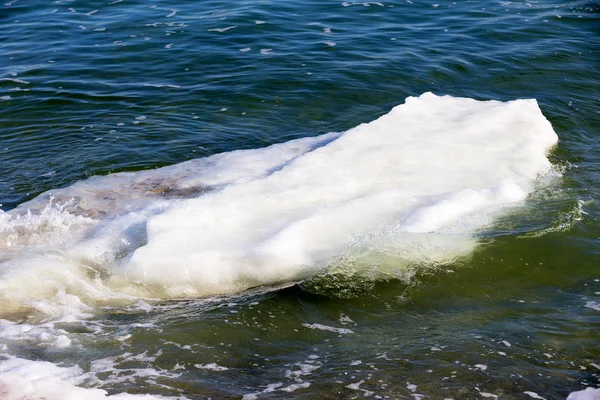 冬の自然の背景冷凍青い海の氷のブロック — ストック写真