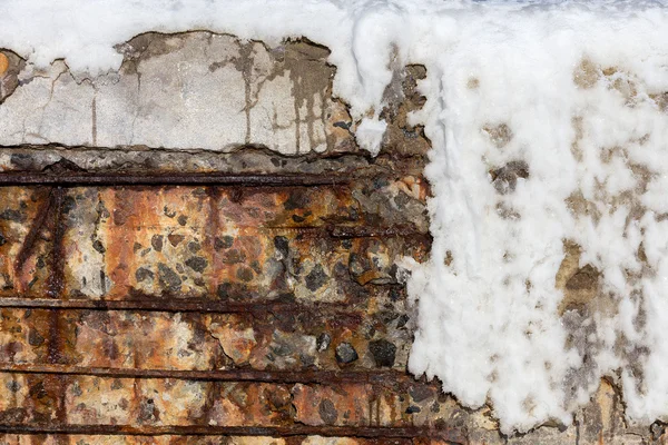 Abstrakter Hintergrund der Steinmauer mit Rost und Eis bedeckt — Stockfoto