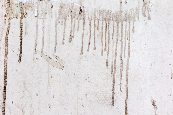 Špinavé béžové betonová zeď s pruhy vody, praskliny a scra — Stock fotografie