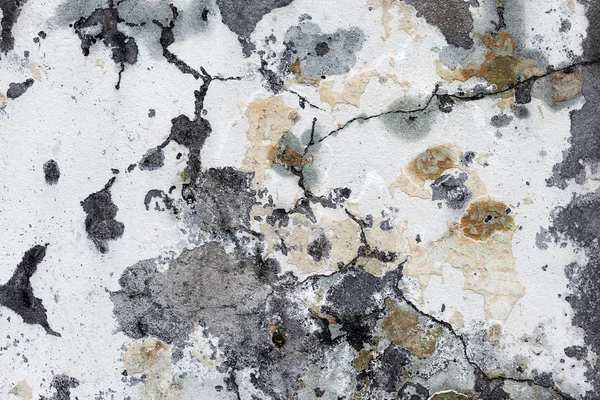 Vuile betonnen wand met strepen van water, vlekken, scheuren en sc — Stockfoto