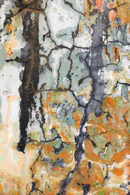 Beton duvarla kirli su, lekeleri, çatlaklar ve sc çizgileri