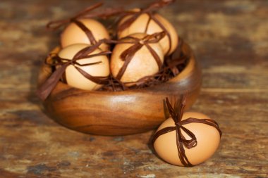 samandan bir arka plan üzerinde kahverengi yay ile Paskalya yortusu yumurta