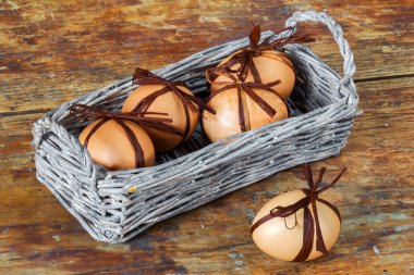 Samandan bir arka plan üzerinde kahverengi yay ile Paskalya yumurtası. Seçici Fo