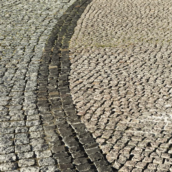 El camino urbano está pavimentado con bloques de piedra, pasarela de adoquines — Foto de Stock