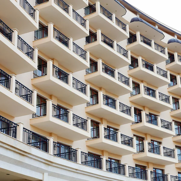 Gevel van de woontoren, terrassen van het hotel — Stockfoto