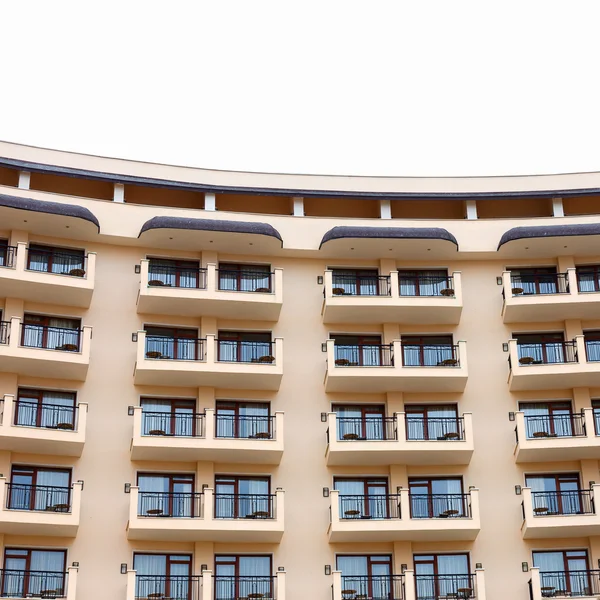 Façade du bâtiment résidentiel, les terrasses de l'hôtel — Photo