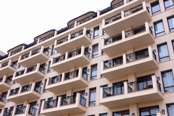 Fachada de edificio residencial, terrazas del hotel — Foto de Stock