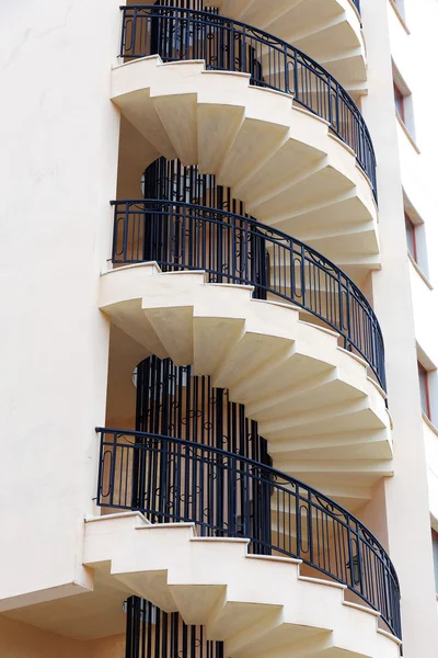 Spiraltrappa på utanför fasaden på huset — Stockfoto