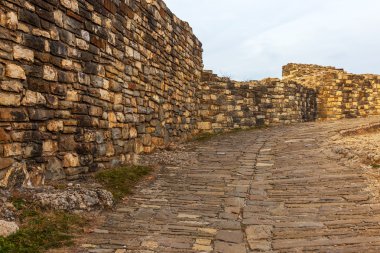 Bir sisli kış gününde eski bir kale kalıntıları. Veliko Tarno