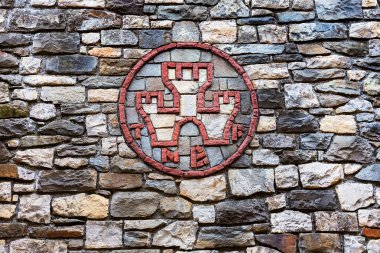 Bir sisli kış gününde eski bir kale kalıntıları. Veliko Tarno