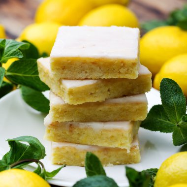 Otantik kurabiye kek, taze sarı limon ve nane bir sürü.