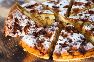 Kuru üzüm, tarçın ve elma ile otantik sünger kek. Sabah