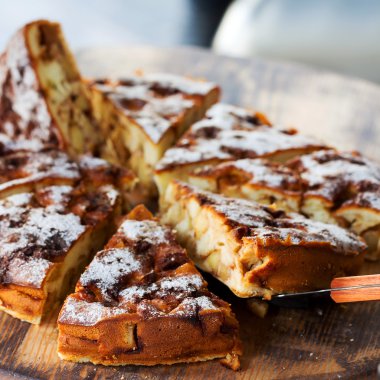 Kuru üzüm, tarçın ve elma ile otantik sünger kek. Sabah