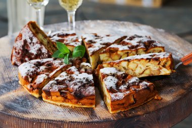 Kuru üzüm, tarçın ve elma ile otantik sünger kek. Sabah