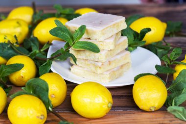 Otantik kurabiye kek, taze sarı limon ve nane bir sürü.