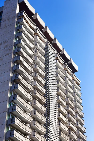 Gevel van de woontoren, terrassen van het hotel — Stockfoto