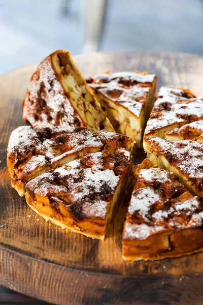 Bolo de esponja autêntico com passas, canela e maçãs. Bom dia. — Fotografia de Stock