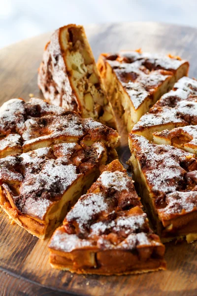 Bolo de esponja autêntico com passas, canela e maçãs. Bom dia. — Fotografia de Stock