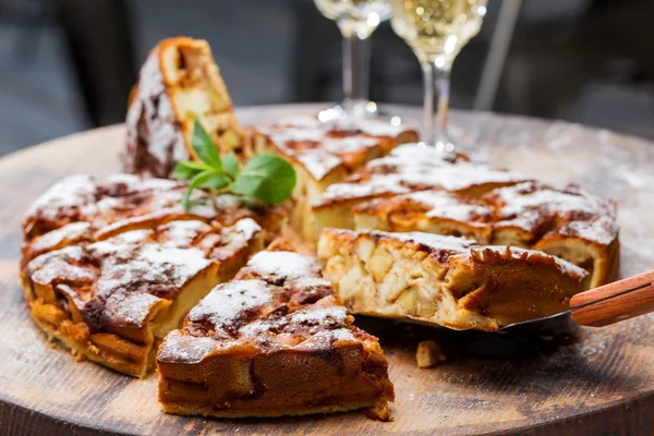 Bolo de esponja autêntico com passas, canela e maçãs. Bom dia. — Fotografia de Stock