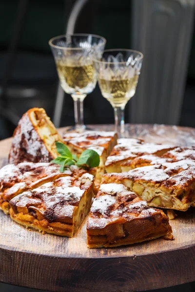 Bolo de esponja autêntico com passas, canela e maçãs. Bom dia. — Fotografia de Stock