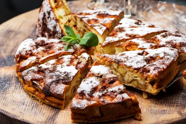 Authentic sponge cake with raisins, cinnamon and apples. Morning — Stock Photo, Image