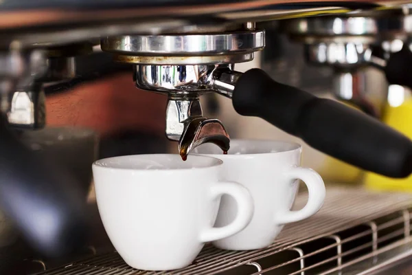 Making coffee in the coffee machine. Morning atmospheric lightin — Stock Photo, Image