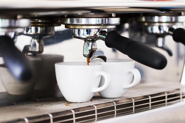 Making coffee in the coffee machine. Morning atmospheric lightin — Stock Photo, Image