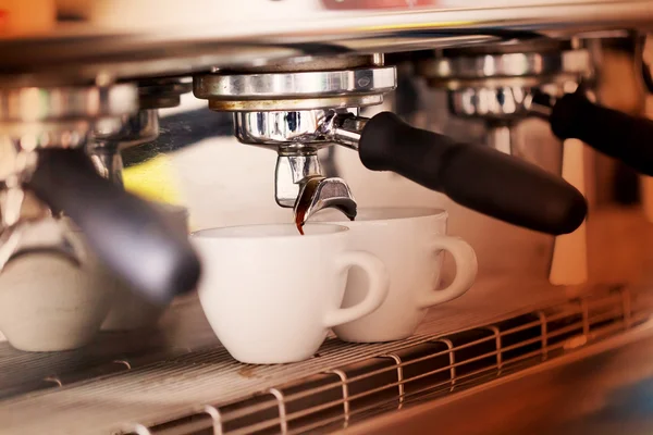 Making coffeMaking coffee in the coffee machine. In the light co — Stock Photo, Image