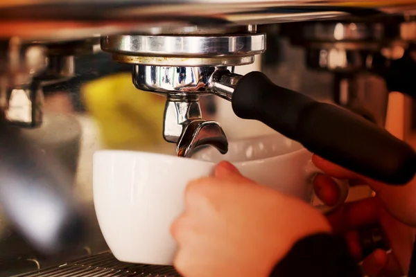 Making coffee in the coffee machine. Morning atmospheric lightin — Stock Photo, Image