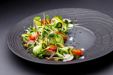 Otantik taze sebze salatası lahanası ve bezelye ile siyah pepp