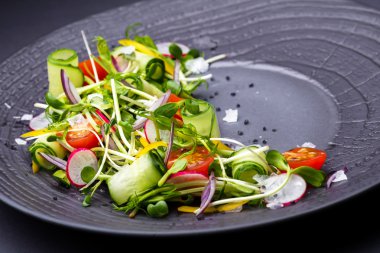 Otantik taze sebze salatası lahanası ve bezelye ile siyah pepp