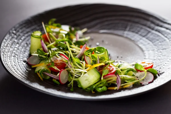 Настоящий салат из свежих овощей с капустой и черным перцем — стоковое фото