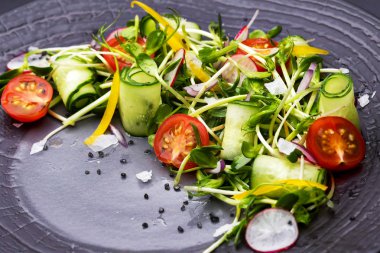 Otantik taze sebze salatası lahanası ve bezelye ile siyah pepp
