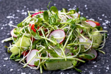 Otantik taze sebze salatası lahanası ve bezelye ile siyah pepp