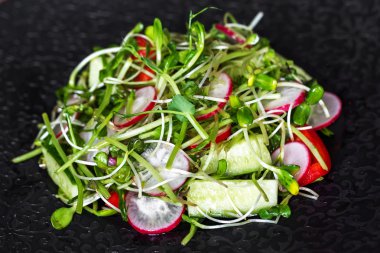 Otantik taze sebze salatası lahanası ve bezelye ile siyah pepp