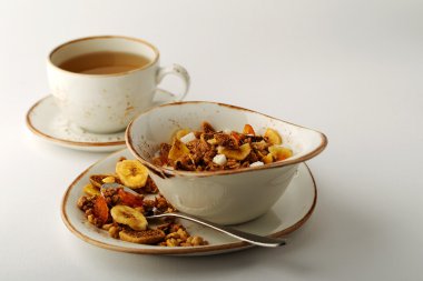 Otantik müsli ve bir fincan çay bir w üzerinde tarçın serpilir
