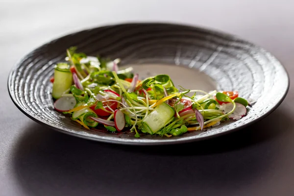Настоящий салат из свежих овощей с капустой и черным перцем — стоковое фото