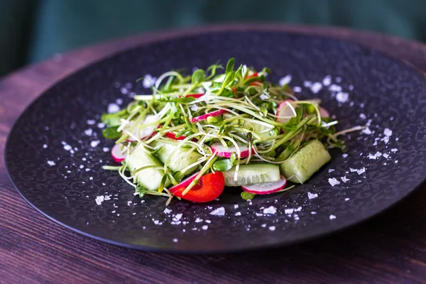 Salada de legumes frescos autênticos com brotos e ervilhas preto pepp — Fotografia de Stock