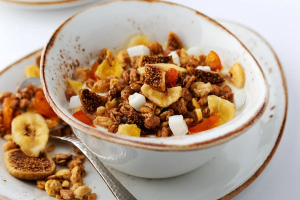 Otantik müsli ve bir fincan çay bir w üzerinde tarçın serpilir