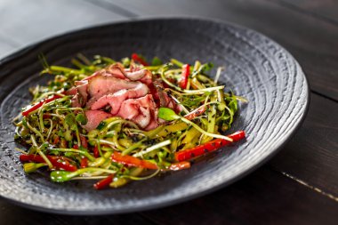 Pastırma taze kırmızı biber, Brüksel lahanası, susam ile otantik salata ve