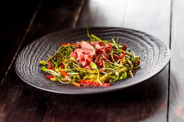 Pastırma taze kırmızı biber, Brüksel lahanası, susam ile otantik salata ve