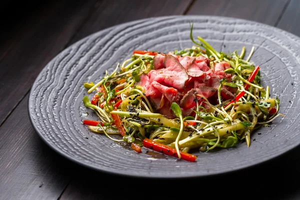 Аутентичный салат с беконом свежий красный перец, ростки, кунжута и — стоковое фото