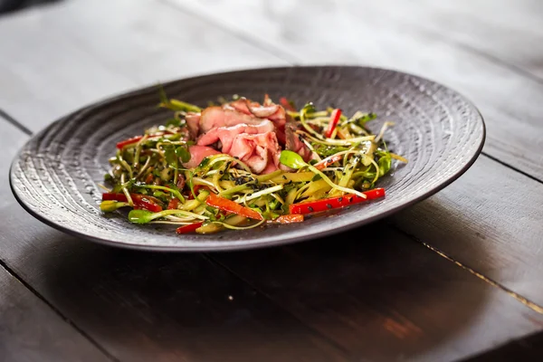 Authentic salad with bacon fresh red pepper, sprouts, sesame and — Stock Photo, Image