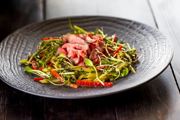 Salada autêntica com bacon pimenta vermelha fresca, brotos, gergelim e — Fotografia de Stock