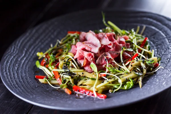 Authentic salad with bacon fresh red pepper, sprouts, sesame and — Stock Photo, Image