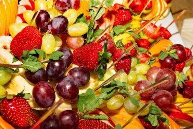 Otantik büfesi, çeşitli taze meyveler, çilek ve narenciye. Sabah atmosferik aydınlatma, moda trendy spot yumuşak odak. Tasarım yaratıcı menüsü için hazırlık.