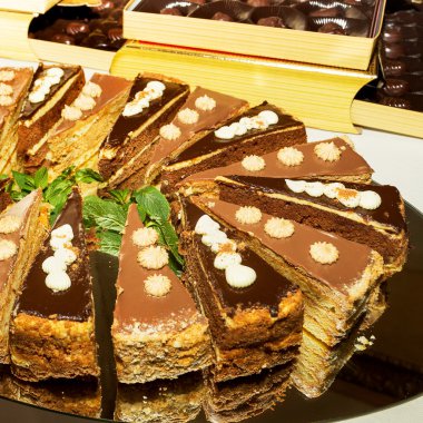 Otantik kurabiye kek, nane yaprakları bir plaka ayna üzerinde açık büfe.