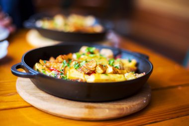 Pastırma ve maydanoz siyah Pan ile otantik kızarmış patates. Mo